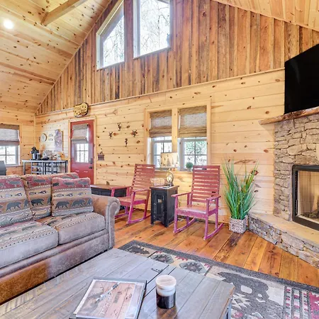 Dog-Friendly Cabin With Fire Pit And Hot Tub!